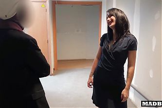 A pretty French girl cheats on her husband to secretly fuck his construction site colleagues!!! 